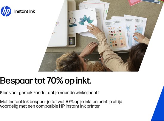 Twee personen bekijken printopdrachten bij een HP printer, met tekst "Bespaar tot 70% op inkt."