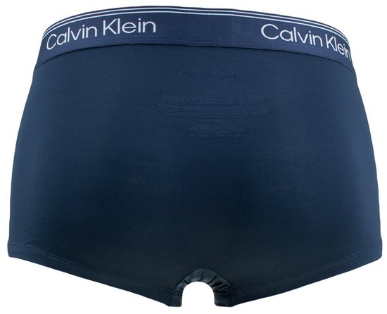 Donkerblauwe trunk van Calvin Klein, achterkant met opening en opdruk op de tailleband.