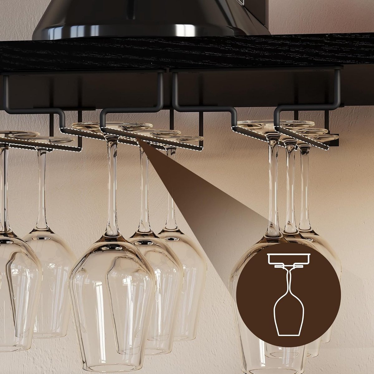Industriële Wijnkast met Wijnrek en Glashouder – Barkast met Opbergruimte, Dressoir met Deur en Verstelbare Planken – Vrijstaande Keukenkast / Buffetkast voor Woonkamer & Eetkamer (69 x 35 x 92 cm, Zwart) – Novihome