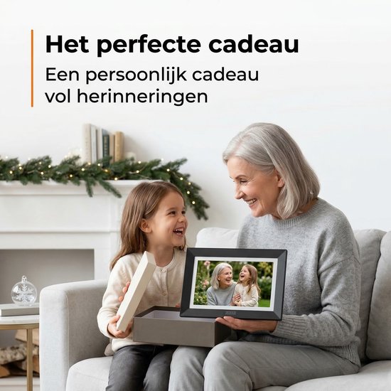 Vrouw met kind houdt een digitale fotolijst vast met oma en kind. Cadeauverpakking ernaast.