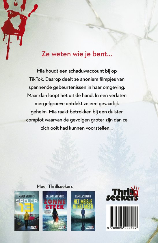 Een bloederige handafdruk bovenaan, gevolgd door de tekst 'Ze weten wie je bent...' en een samenvatting van het boek. Rechtsonder eenbarcode.