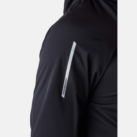 Close-up van zwarte jas mouw met schuine, witte reflecterende streep en "SWEDEMOUNT" tekst.