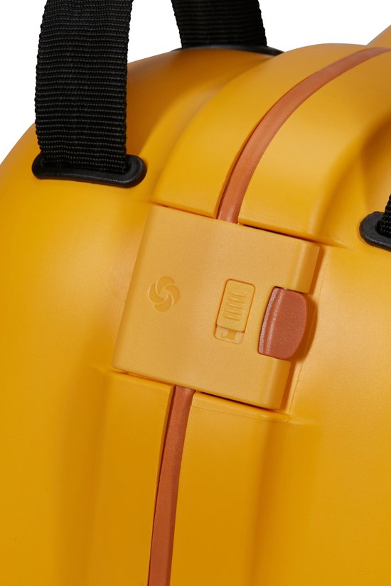 Gedetailleerde close-up van de gele koffer met sluiting en Samsonite-logo.