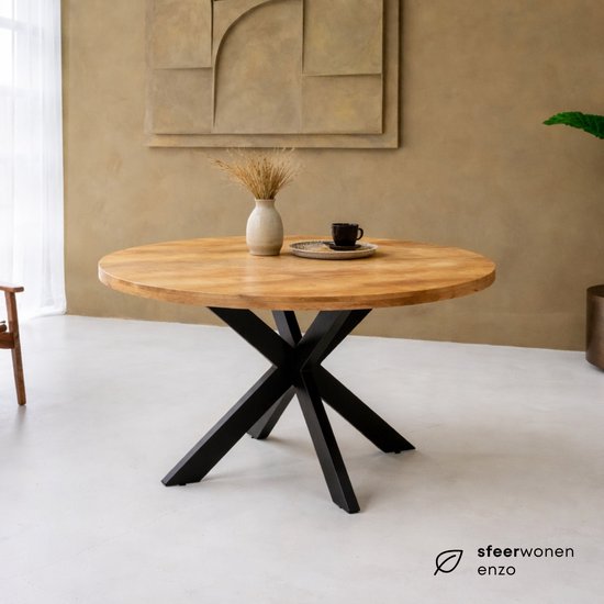 Ronde mangohouten eettafel met zwart stalen matrix onderstel, gedecoreerd met een vaas.