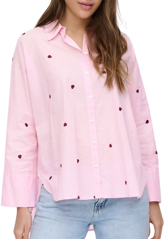 Chemisier rose pâle avec imprimé cœur bordeaux, porté par une mannequin.