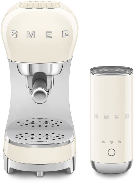 Crème Smeg espressomachine en melkopschuimer op een witte achtergrond.