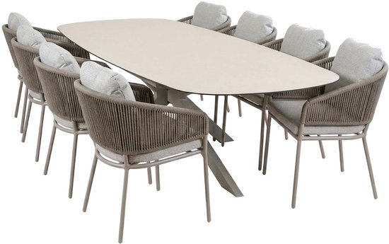 Camelkleurige ovale tafel met een antracietkleurige X-poot, geflankeerd door acht taupe tuinstoelen met gevlochten zijkanten en lichtgrijze kussens.