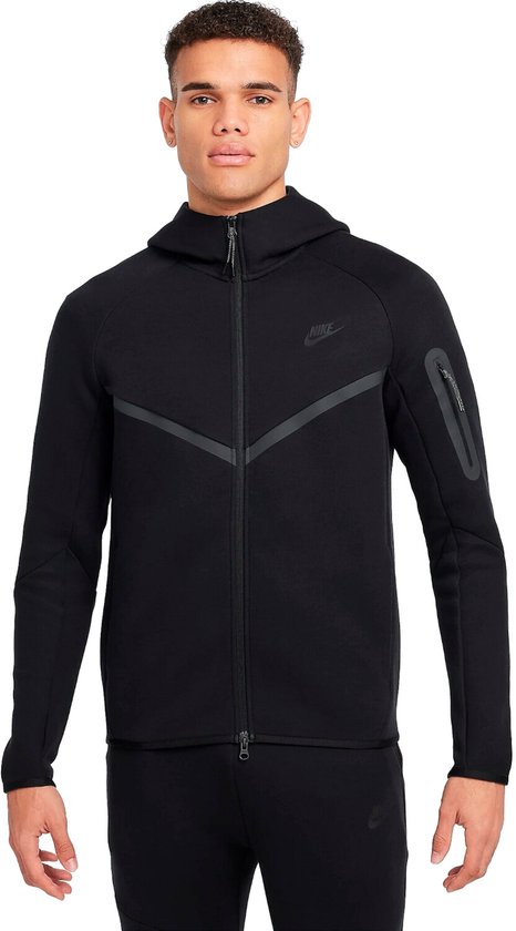 Zwarte Nike Tech Fleece hoodie met rits, gedragen door een man.