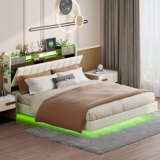Chique bed met beige hoofdbord, bruine deken, nachtkastjes en groene LED-verlichting.