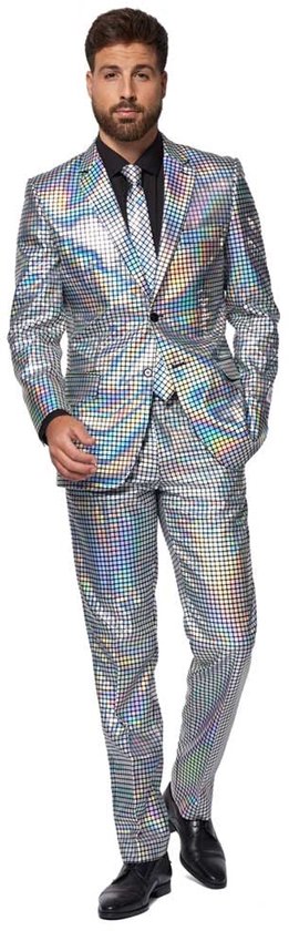 Man in zilveren disco glitter pak met ruitenpatroon, staand, bekeken van voren, hand in broekzak.