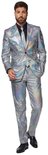 Man in zilveren disco glitter pak met ruitenpatroon, staand, bekeken van voren, hand in broekzak.