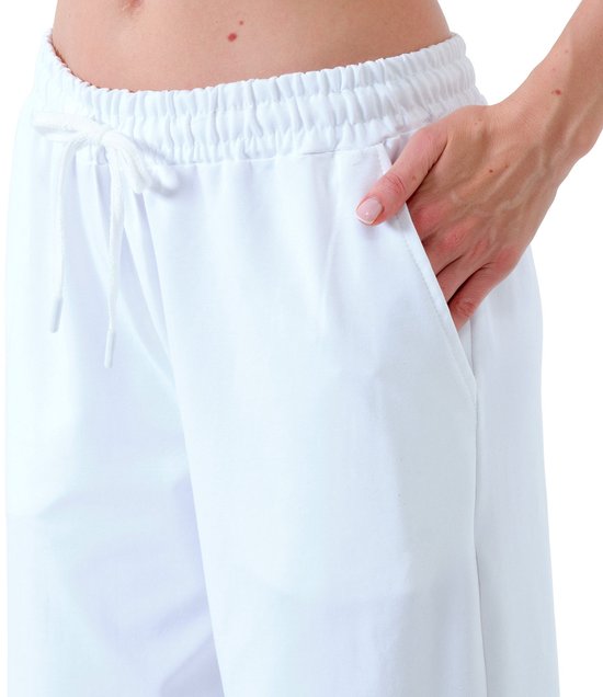 Detailopname van de tailleband en zak van een witte dames joggingbroek.