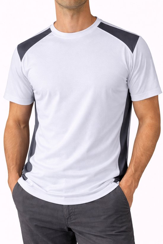 Model draagt een wit Blåkläder werk T-shirt met grijze schouder- en zijinzetstukken.