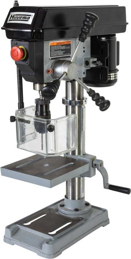 Grijze en zwarte Huvema tafelboormachine met een rode noodstopknop en een doorzichtige beschermkap.