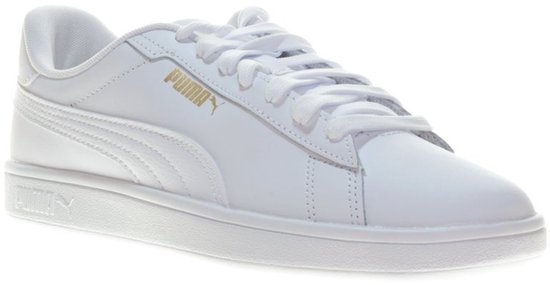Witte Puma Smash sneaker met gouden Puma-logo op de zijkant.