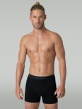 Mannelijk model draagt zwarte Muchachomalo boxershorts van katoen met zachte tailleband en naden.