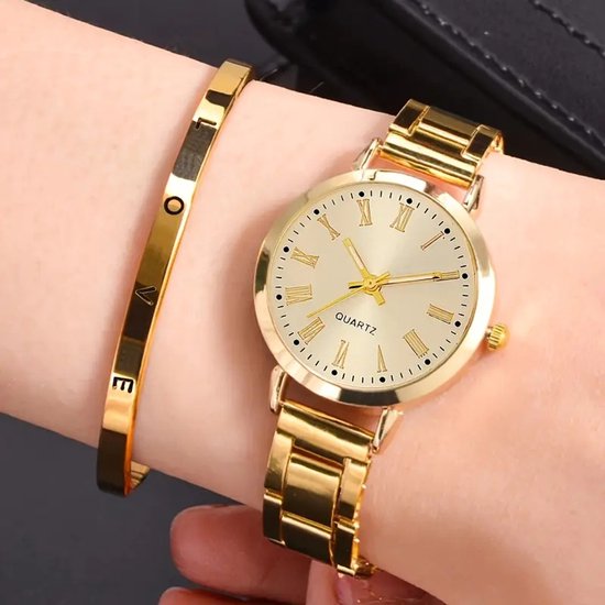Gouden polshorloge met witte wijzerplaat en Romeinse cijfers, naast een gouden armband met 'LOVE'.