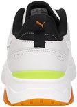 Achterkant van een witte sneaker met zwarte kraag, oranje zool en felgroene accent.