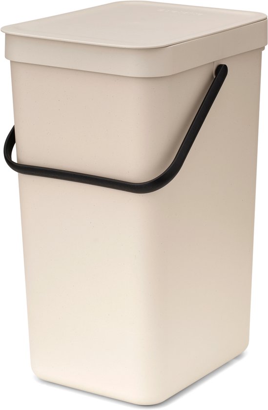 Een beige prullenbak met deksel en zwart handvat, staand op een witte achtergrond.