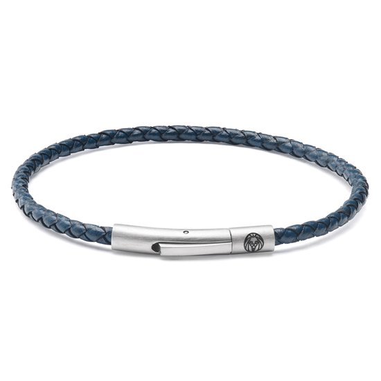 Marineblauwe gevlochten leren armband met zilverkleurige gesloten sluiting en logo.
