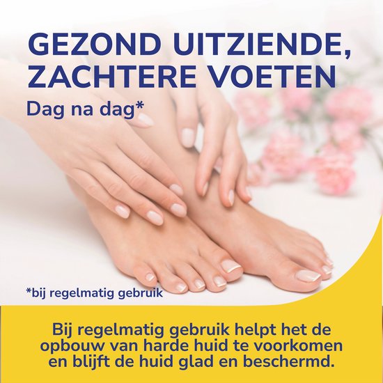 Vrouwenvoeten met schone nagels en zachte huid, met bloemen op de achtergrond.