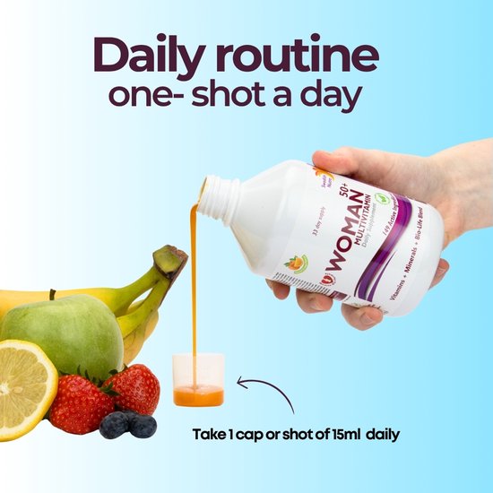 Fles Woman 50+ Multivitamin wordt gegoten in een dopje. Met bananen, aardbeien, bosbessen, citroen en appel.