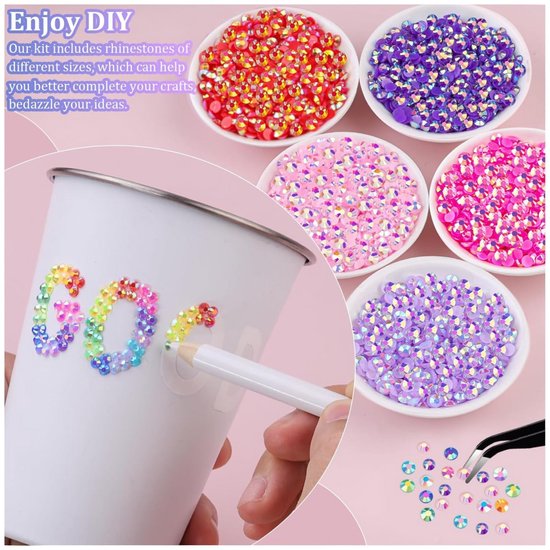 Lippen en diversen versierd met strass steentjes, rode, paarse, roze, witte en lichtpaarse steentjes.