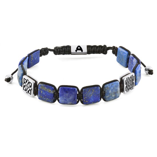 Armband met vierkante, platte lapis lazuli kralen, zilverkleurige elementen en een zilverkleurig initiaal 'A'.
