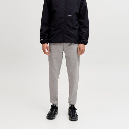Man met zwarte jas en grijze joggingbroek, Regular Fit.