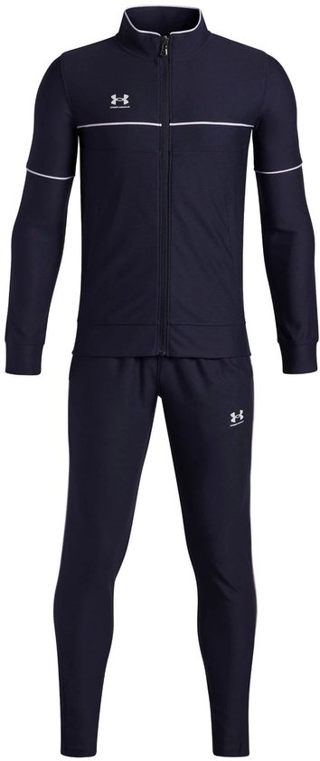 Donkerblauw trainingspak van Under Armour met witte bies op de borst, mouwen en zijkanten van de broek.