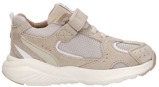 Lichtbruine suède sneaker met klittenbandsluiting, mesh details en witte zool.