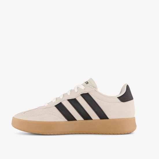 Crème Adidas sneaker met zwarte strepen en bruine zool, zijwaarts.