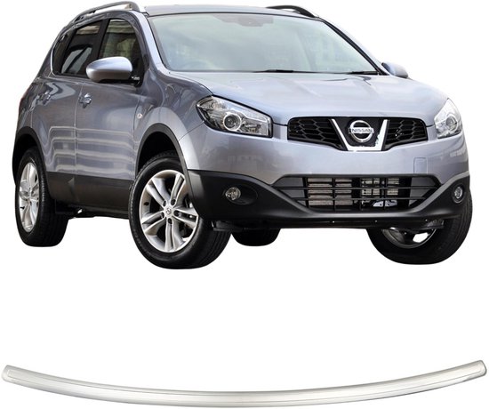 Zilverkleurige, gebogen bumperbeschermer voor een Nissan Qashqai.
