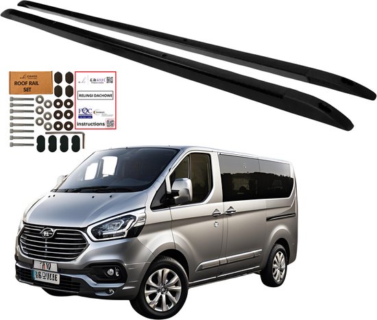 Barres de toit noires à côté d'un Ford Transit Custom gris avec un ensemble de pièces d'installation.