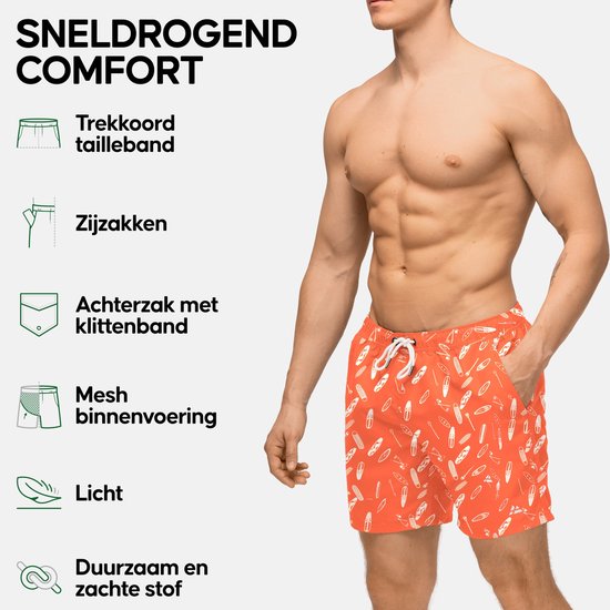Man draagt oranje zwembroek met surfplankenprint. Kenmerken: trekkoord, zijzakken, achterzak, mesh voering, lichtgewicht.