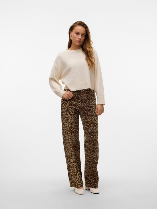Model in beige trui en broek met luipaardprint.