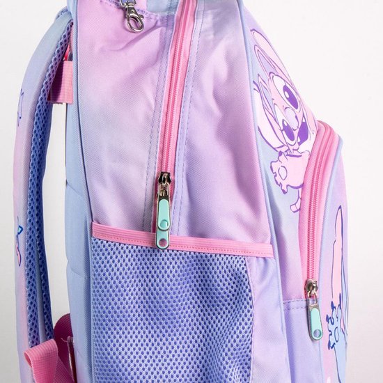 Zij-aanzicht van een paarse en roze rugzak met Stitch-print. Details: gaaszak en ritsvak.