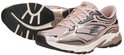 Roze Skechers sneaker en de onderkant van een andere sneaker.