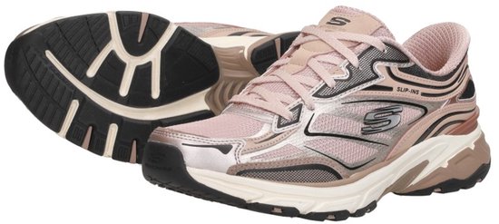 Roze Skechers sneaker en de onderkant van een andere sneaker.