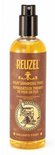 Reuzel Spray Grooming Tonic in een bruine fles met goudkleurig logo en een afbeelding van een oude kappersstoel. Inhoud: 350ml.