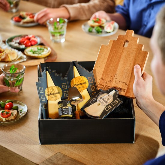 Old Amsterdam Party Package – Kaaspakket met 3 Kazen, Borrelplank & Kaasschaaf – Borrelpakket – Cadeaupakket