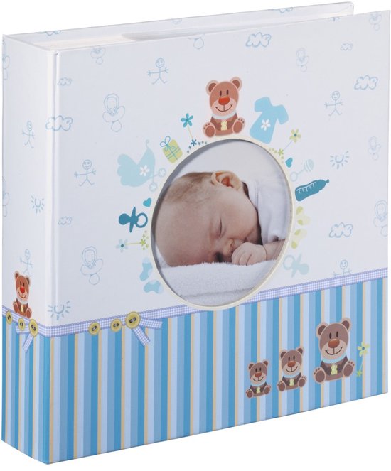 Blauw baby fotoalbum met een slapende baby in het voorste kader. Beren- en baby-motief, blauwe strepen.