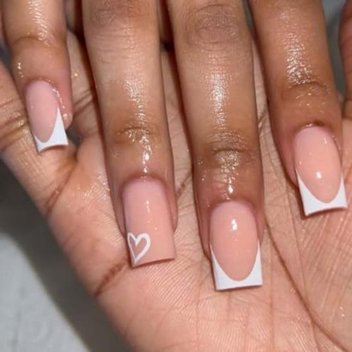 24 stuks witte vierkante kunstnagels met hartdesign, opplaknagels voor nagelverlenging.