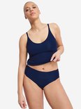 Mannequin portant une brassière bleu marine et une culotte taille haute assortie.