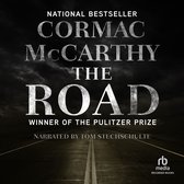 Boekomslag van "The Road" van Cormac McCarthy, winnaar van de Pulitzerprijs, verteld door Tom Stechschulte.