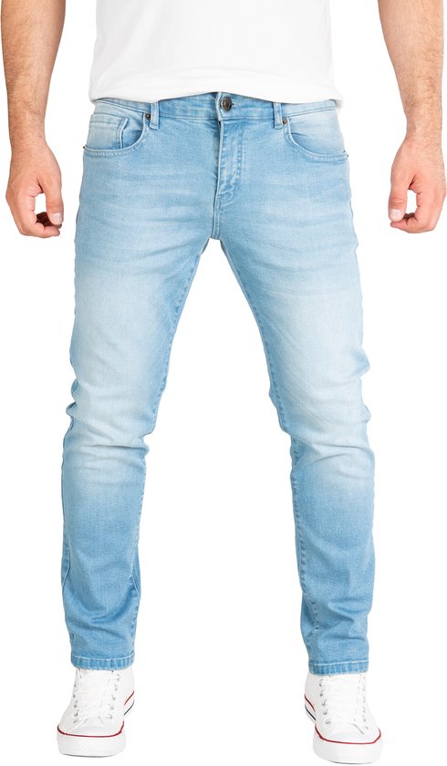 Lichtblauwe Yazubi slim fit jeans met stretch, in 5-pocket design, gedragen door een man.