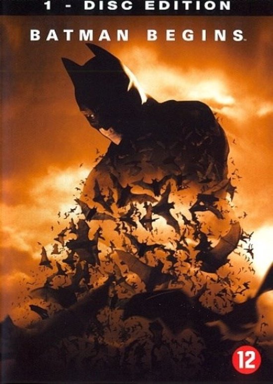 Batman Begins DVD hoes, met een silhouet van Batman tegen een oranje lucht, omringd door vliegende vleermuizen.