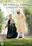 Koningin Victoria met wandelstok, kijkt naar Abdul die in een crèmekleurige outfit staat. Filmcover.