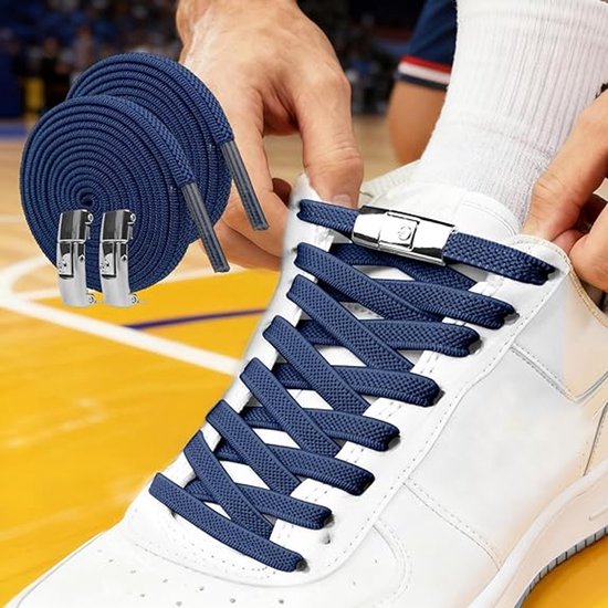 Donkerblauwe elastische veters met metalen druksluiting, op witte sneakers op een basketbalveld.