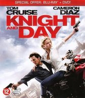 Tom Cruise en Cameron Diaz op een motor met pistolen, met de tekst "KNIGHT AND DAY".